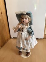 Porzellanpuppe blond mit blauem Hut guter Zustand