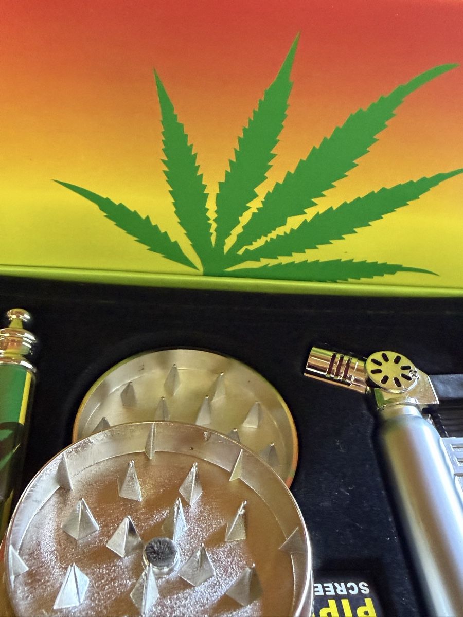Tabakpfeifen & Zubehör: Neues Weed-Set mit Grinder, ***Feuerzeug*** u.v.m. – Neu (gemäss Beschreibung) aus Unterkulm von Onefrog 2