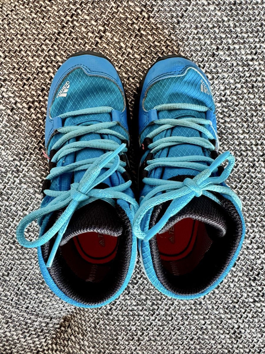 Adidas Scarpe per ragazzi: Adidas Terrex Trekkingschuhe Kinder Grösse 27 blau – Usato da Gommiswald venduto da Aloha.Spirit 3