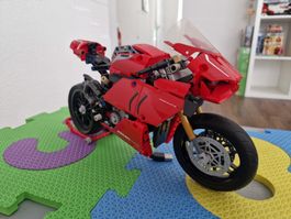 Lego Technic Ducati Panigale V4 R Modell montiert rot 42107