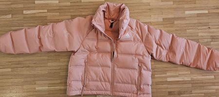 Warme Adidas Daunenjacke in Rosa - Perfekt für den Winter!