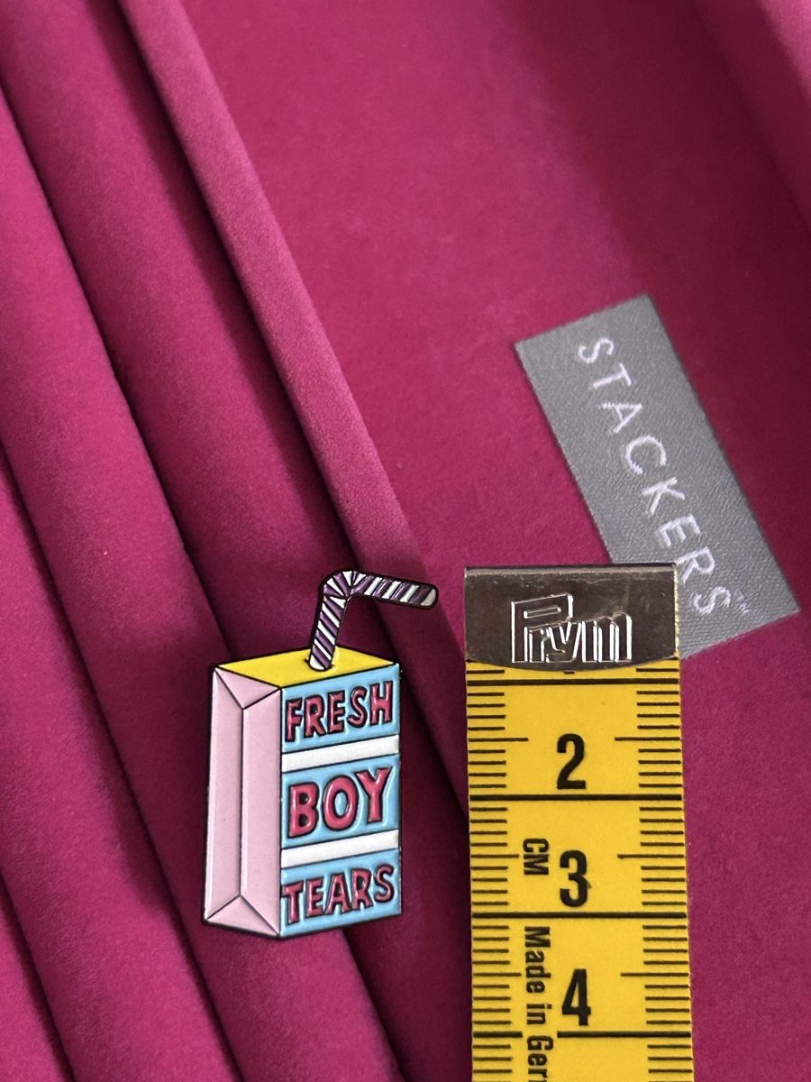 Placchette & Badge: Enamel Pin Juice Box 'Fresh Boy Tears'  – Nuovo (secondo la descrizione) da Biel/Bienne venduto da zit_v5yc 1
