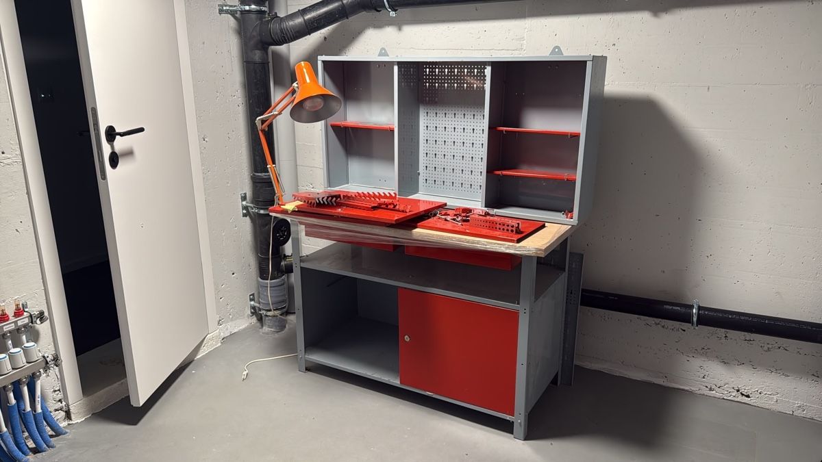 Établis: Werkbank mit Lampe, grau/rot – D'occasion à Luzern par Nicole_Arch