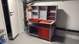 Werkbank mit Lampe, grau/rot