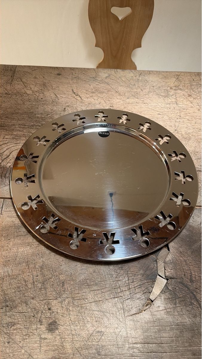 Alessi Piatti di portata: Alessi Platte mit Figuren, Edelstahl, Durchmesser 40cm – Usato da Zuoz venduto da Grr1974