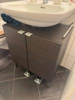 Badunterschrank dunkelbraun mit 2 Tueren und Metallgriffen