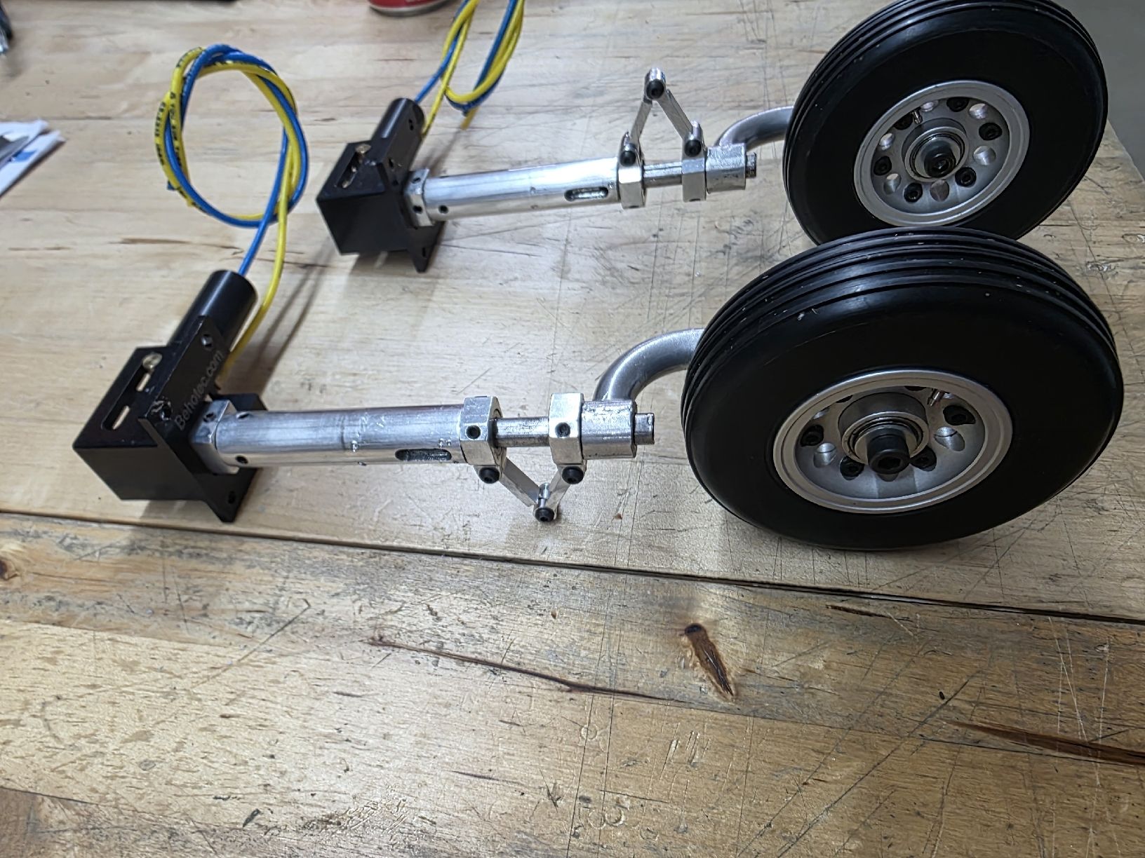 Modellismo RC: Behotec C40 Pneumatisches Einziehfahrwerk – Usato da Rüti ZH venduto da Madeira14 1