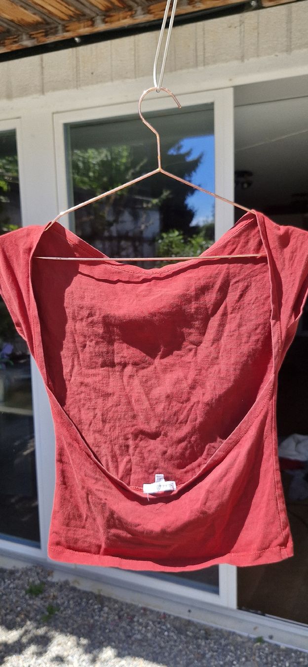 Top: rotes rückenfreies Tshirt von subdued – Usato da Wohlen b. Bern venduto da lau_7vcp 1