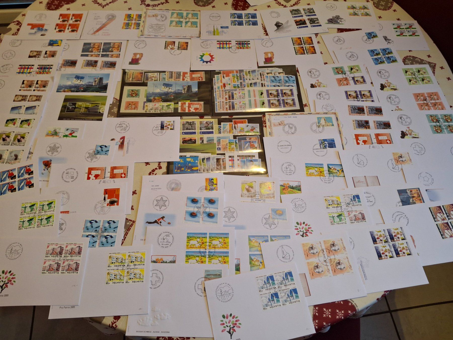 Alle Briefmarken: timbre année 2005 timbre isolé, bloc de 4 et 65 FDC – Gebraucht aus Sorvilier von carose01