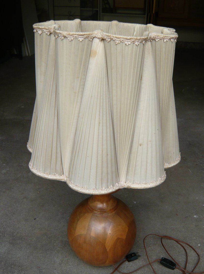 Lampade: Alte Lampe / Stehelampe aus Holz – Usato da Ruggell venduto da Btt 2