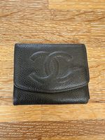 Portemonnaie Chanel Leder schwarz mit CC-Logo getragen