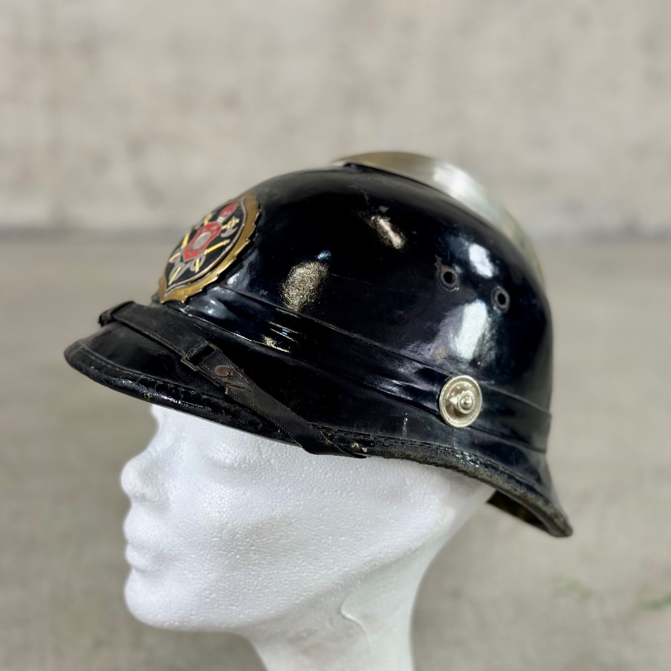 Pompieri: Antiker Feuerwehrhelm mit Emblem – Usato da Basel venduto da Brocki-auf-dem-Wolf 4