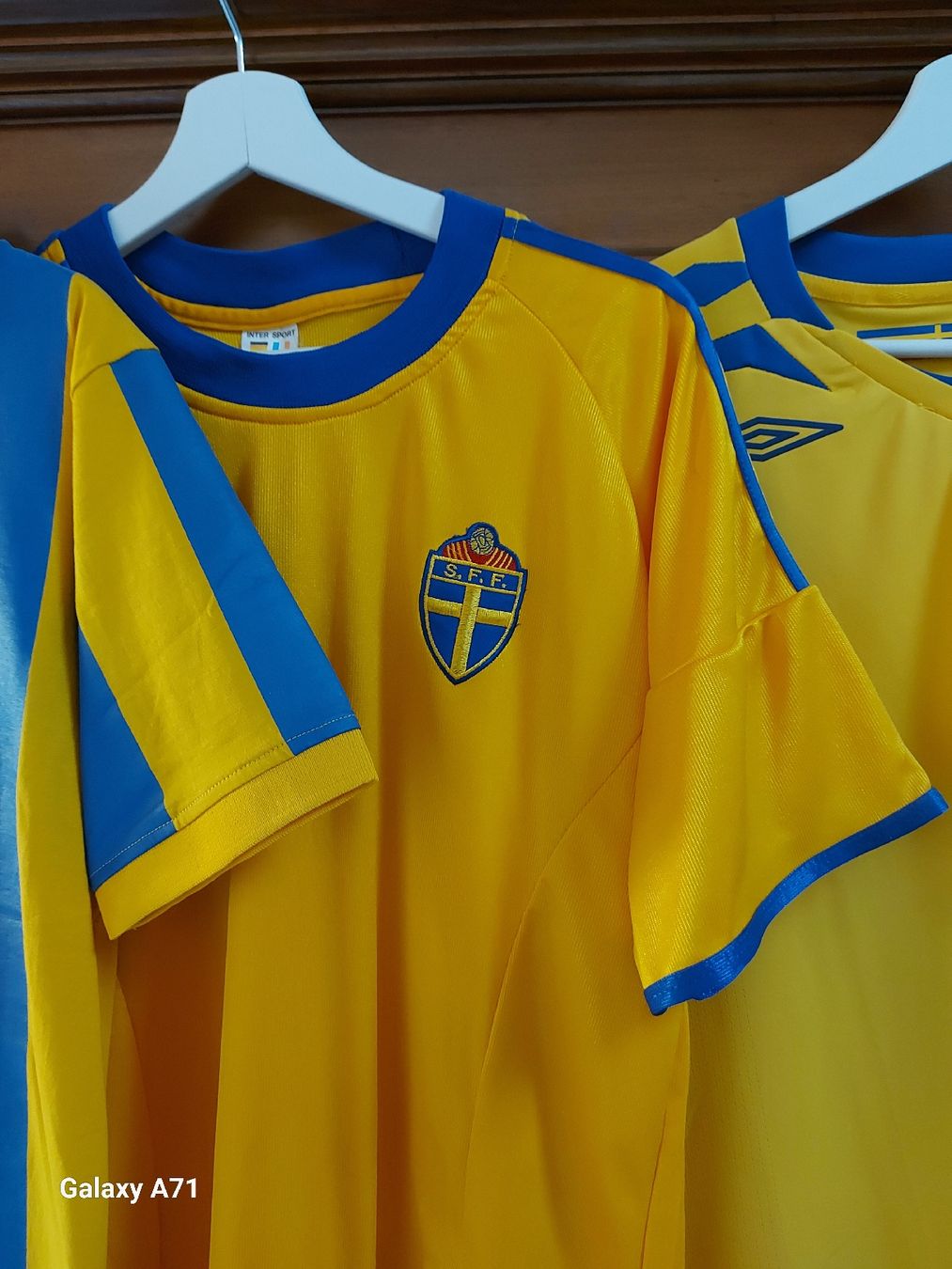 Maillots de corps & Pantalons: 3 Schwedentrikot 1xM & 2xL – D'occasion à Rumisberg par AaronRodgers81 3