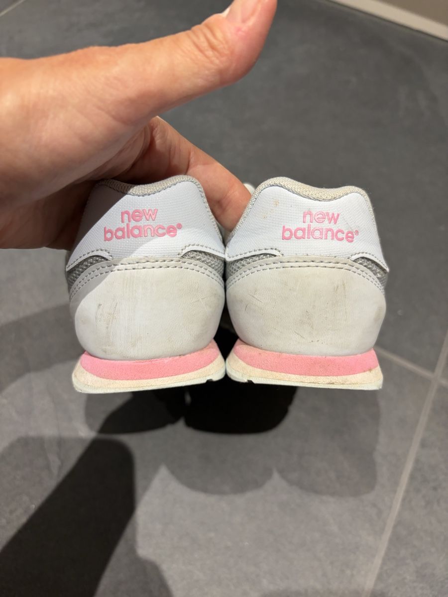 New Balance Scarpe per ragazze: New Balance Sneaker hellblau Gr. 35 – Usato da Bern venduto da Croquant 1