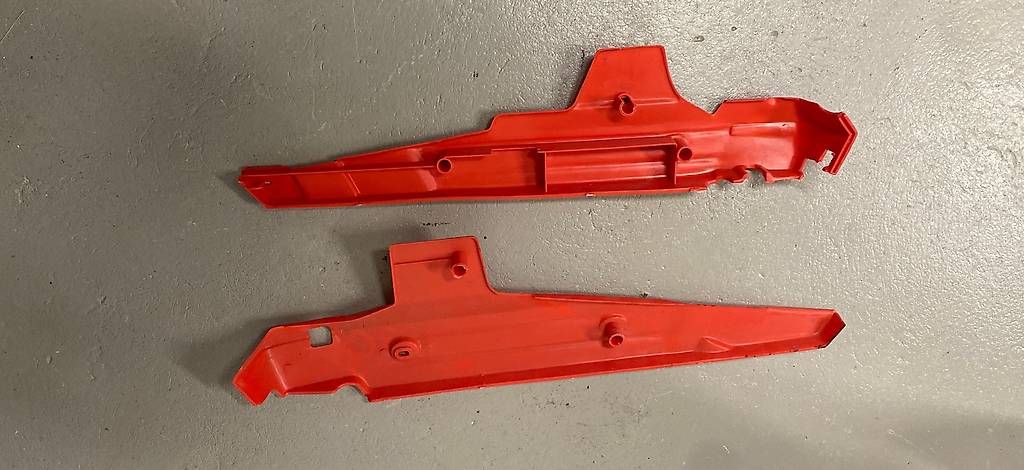 Puch Pièces pour mobylette: Puch Maxi Seitenschützer Rot – D'occasion à Büren an der Aare par twostrokeguy 1