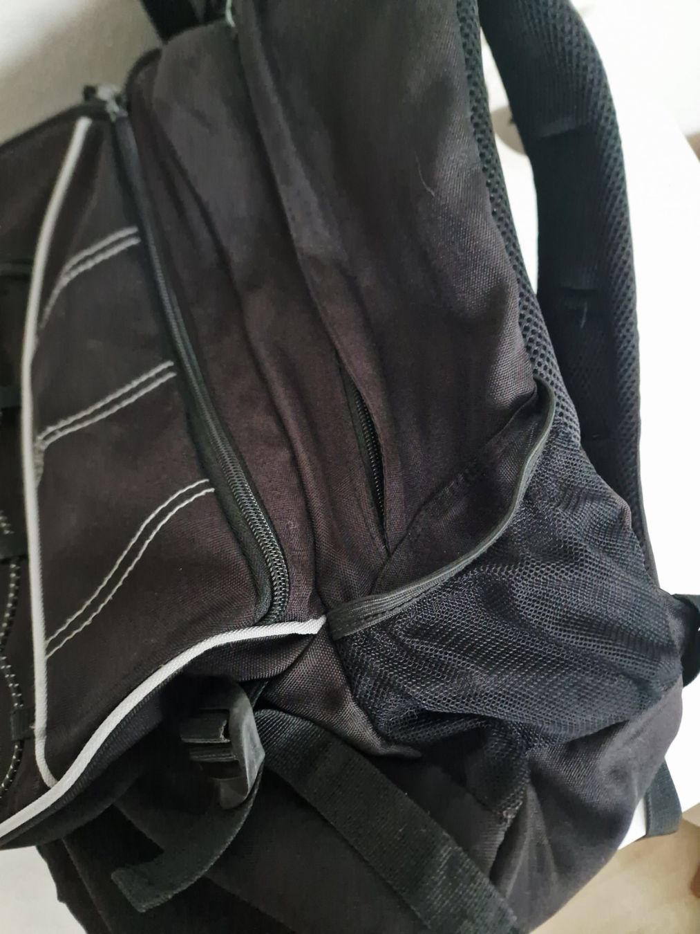 Zaini: Outdoor Rucksack Schwarz mit div. Fächern und Regenschuchtz – Usato da Hallau venduto da CHACLA 5