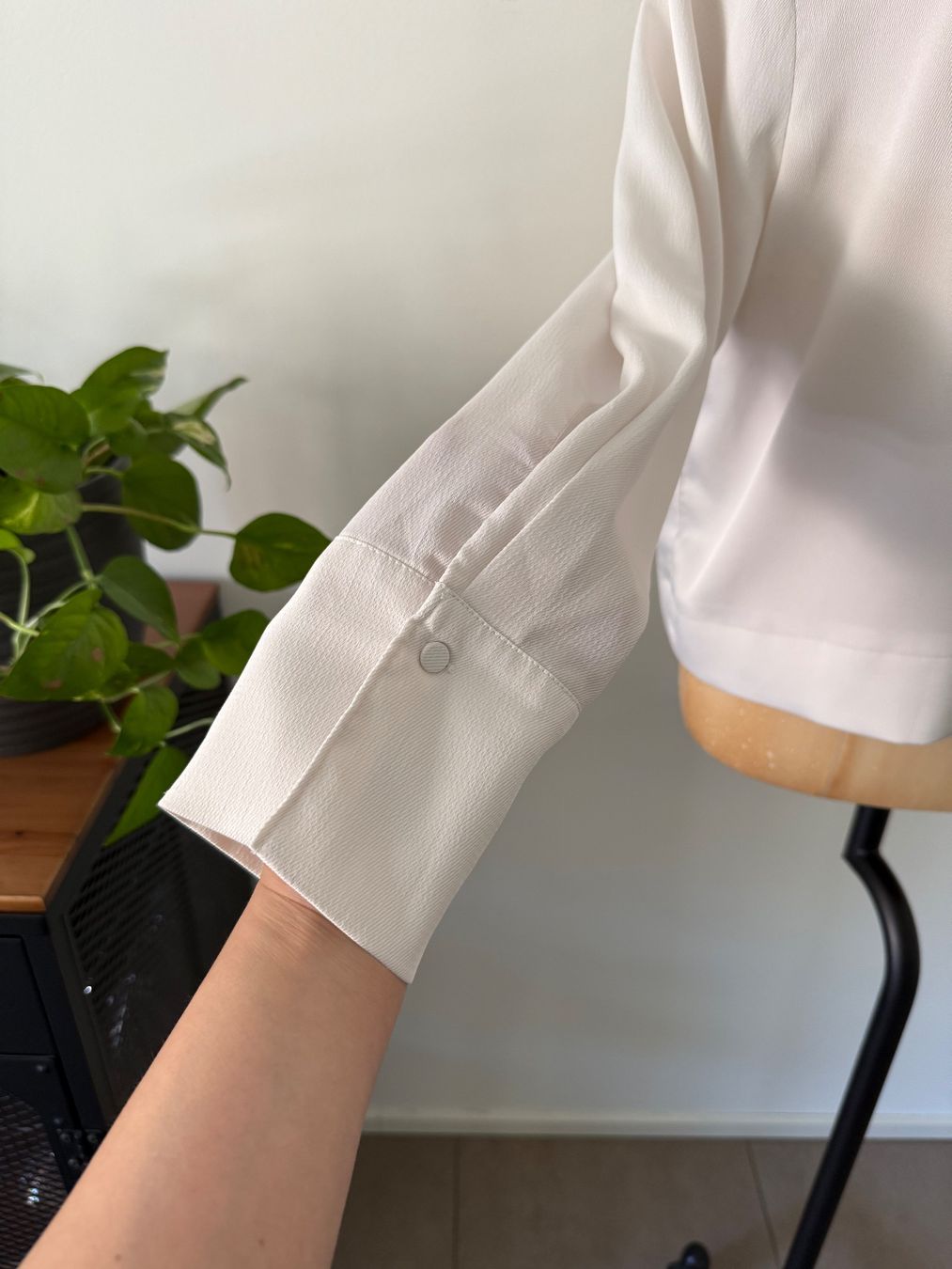 H&M Camicette: H&M Bluse Creme M Schulterpolster Elegant Langarm – Usato da Lugano venduto da rebecca.wardrobe 5