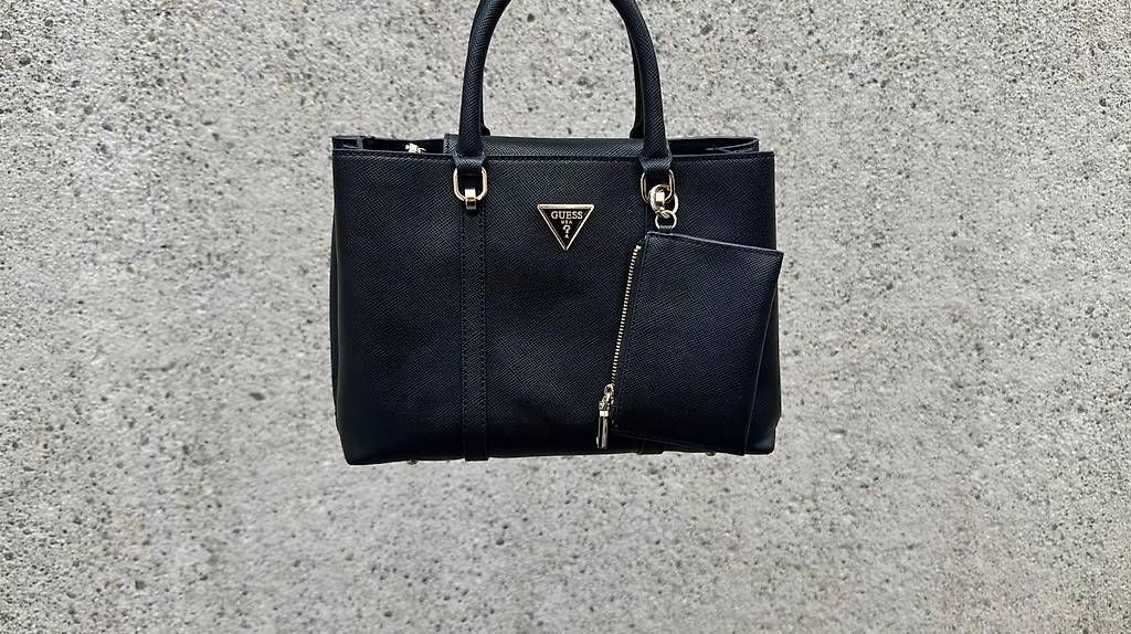 Guess Taschen für Damen: Guess Handtasche mit Anhänger – Gebraucht aus Zürich von rue_bj8z 1