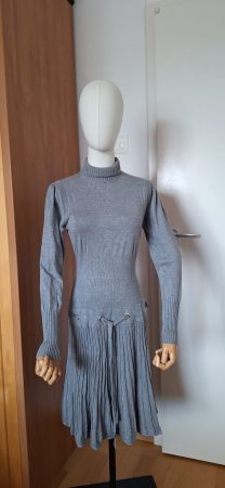 Morgan, robe grise