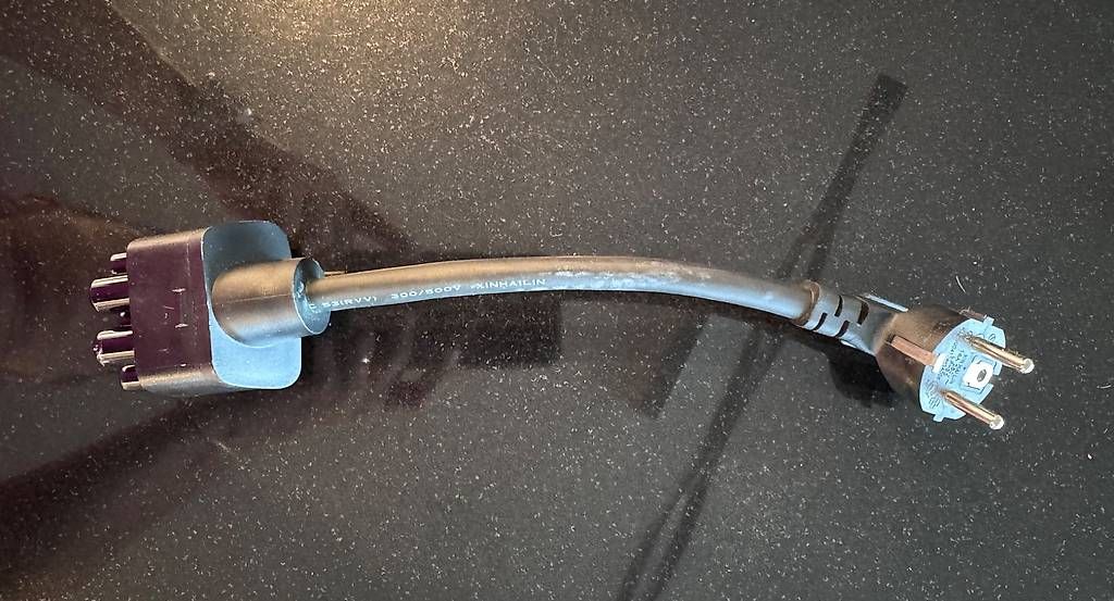 Laufwerke & Adapter: Original Tesla EU Schuko Adapter (16 A) – Gebraucht aus Oftringen von kar_y2tf 1