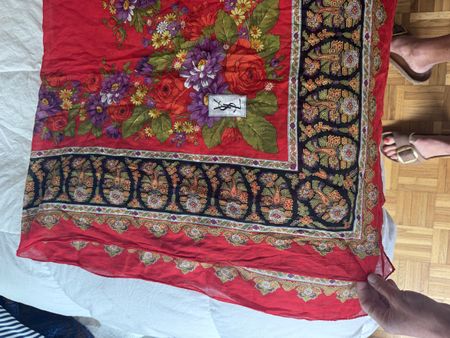 Étole Vintage Yves Saint Laurent rouge à fleurs rare!