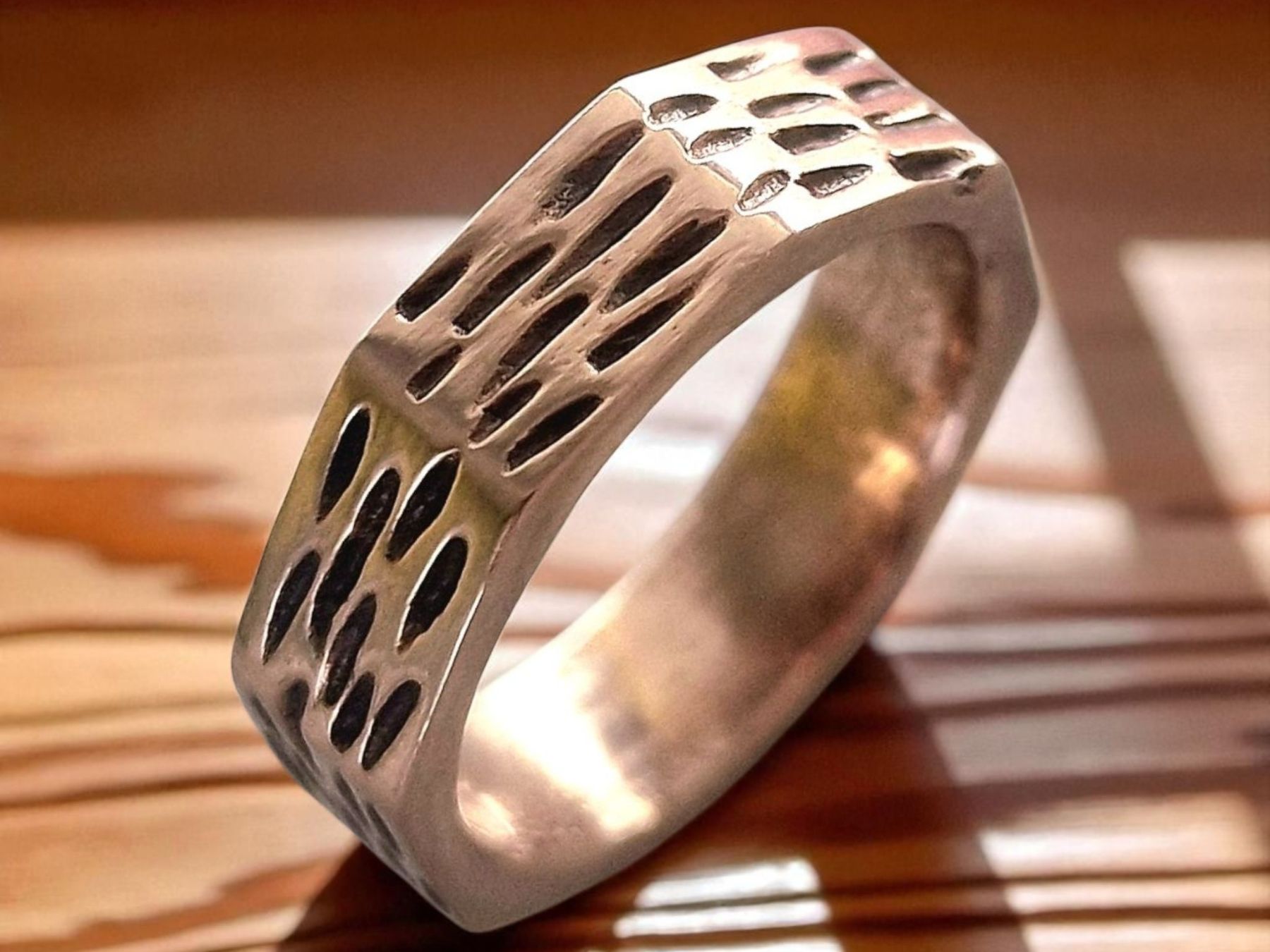 Anelli: Achteck-Ring Bronze, gefurcht,  Ringgrösse 49 – Nuovo e nell'imballaggio originale da Aarau venduto da Schmuckhoehle_MD 4
