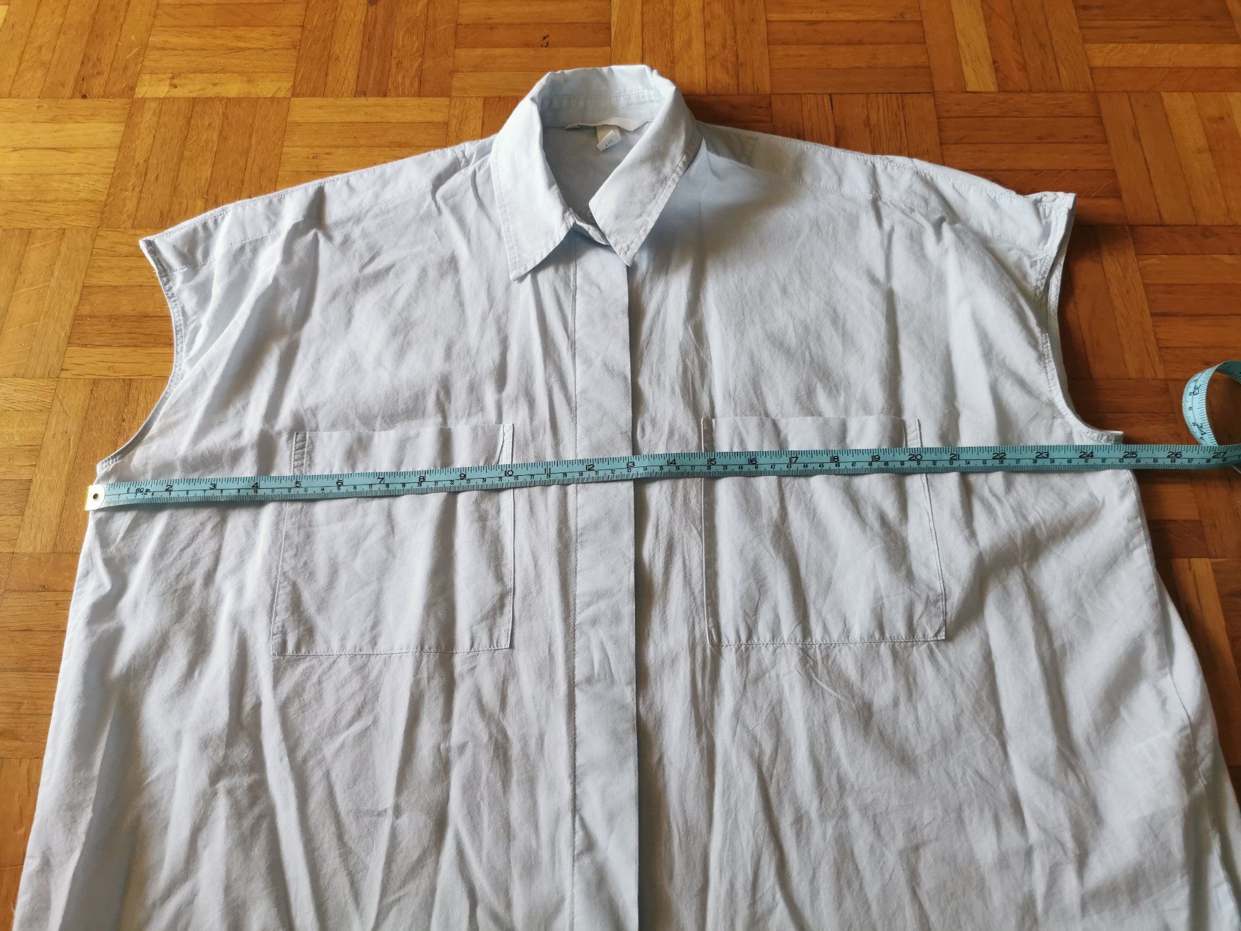 H&M Blusen: Hellblaue und schwarze Blusen Gr. M, eher Oversize – Gebraucht aus Basel von Roundtrip 2