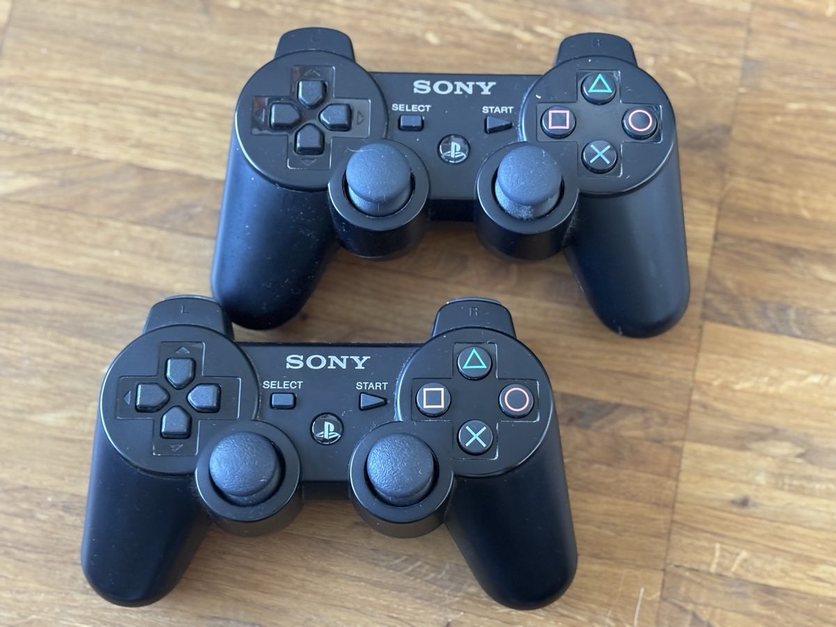 Sony Console: PS3 - 2 Controllers - 4 Games – Usato da Winterthur venduto da Lift 5