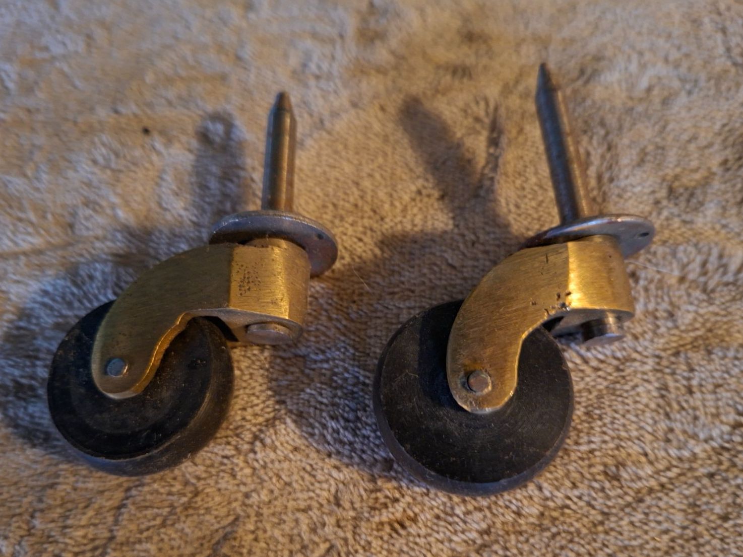 Ferramenta: 2 Antike Messing-Möbelrollrädchen (30) – Usato da Otelfingen venduto da silver-moon