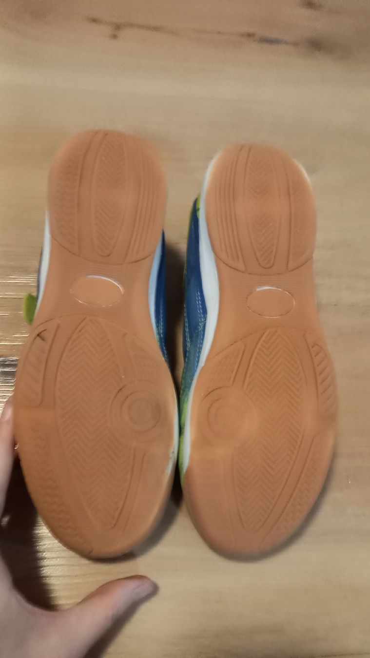 Chaussures garçon: Hallenturnschuhe Gr. 38/39 – D'occasion à Lützelflüh-Goldb par Punktesammler 2