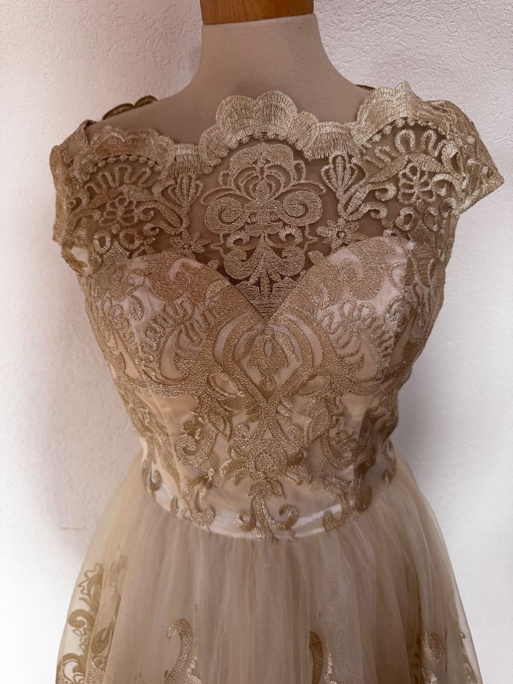 Vestiti: Kleid / Spitzenkleid / Gold / Tüll / Gr. 36 – Nuovo e nell'imballaggio originale da Hünibach venduto da s.leptir
