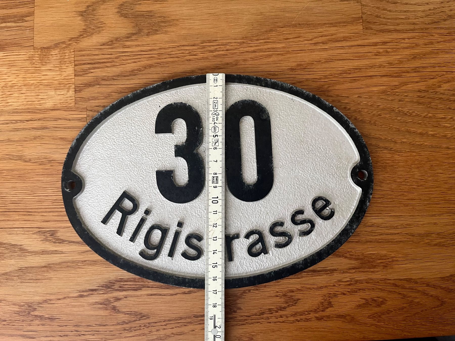 Insegne: Hausnummer 30 Rigistrasse Schild oval silbern – Usato da Sursee venduto da abcdxyz 2