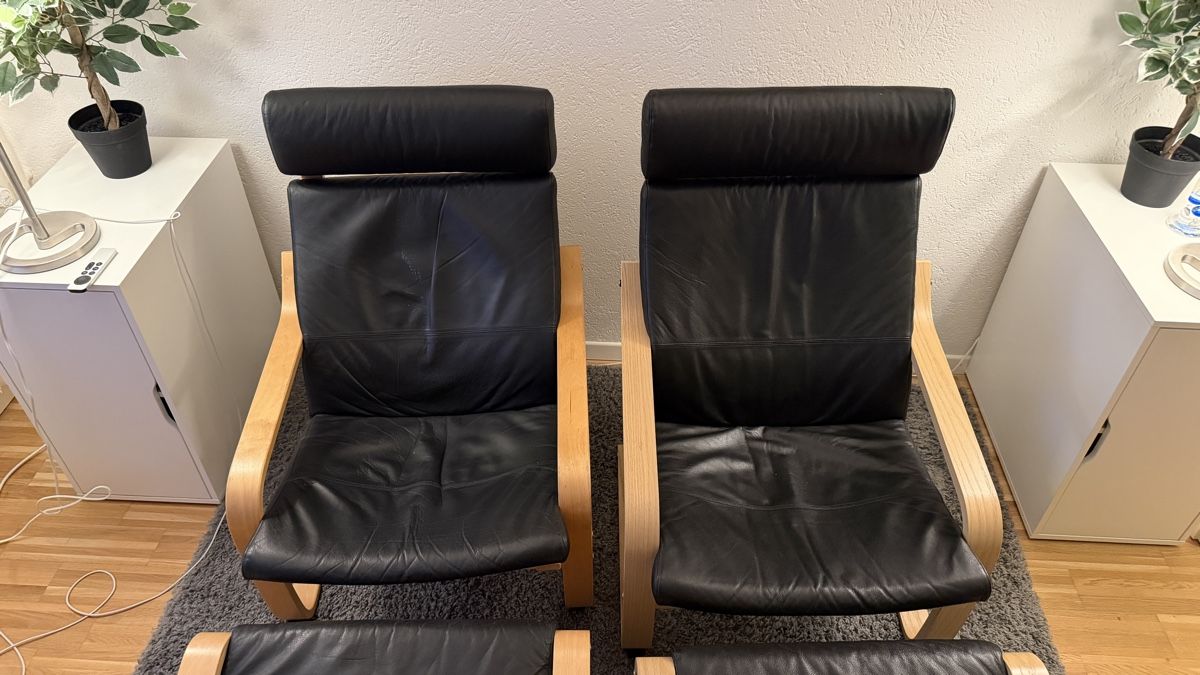 Ikea Sessel: 2 Sessel mit 2 Hocker Leder schwarz Holz Poäng Ikea – Gebraucht aus Berikon von Speedhead