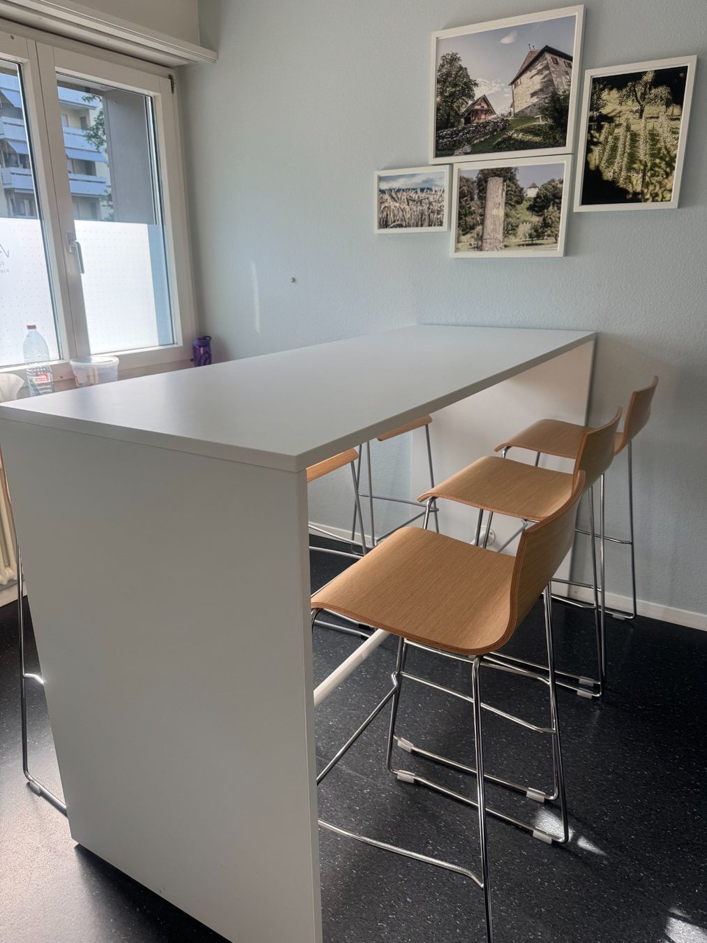 Set di tavolo e panche: Light Hochtisch + Barhocker – Nuovo (secondo la descrizione) da Oberdorf SO venduto da Bmaranello 1
