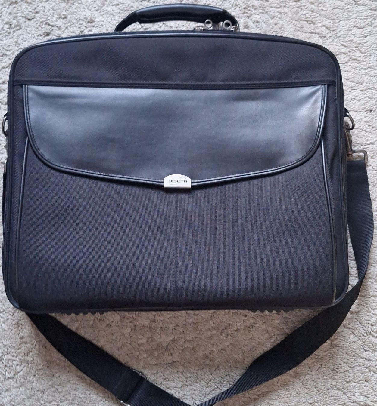 Taschen: Laptoptasche Schwarz  – Gebraucht aus Zürich von mats.stone