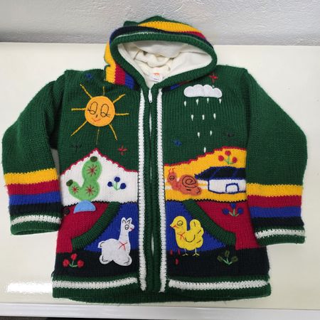 Kinder Strickjacke grün mit Kapuze und Stickereien bunt