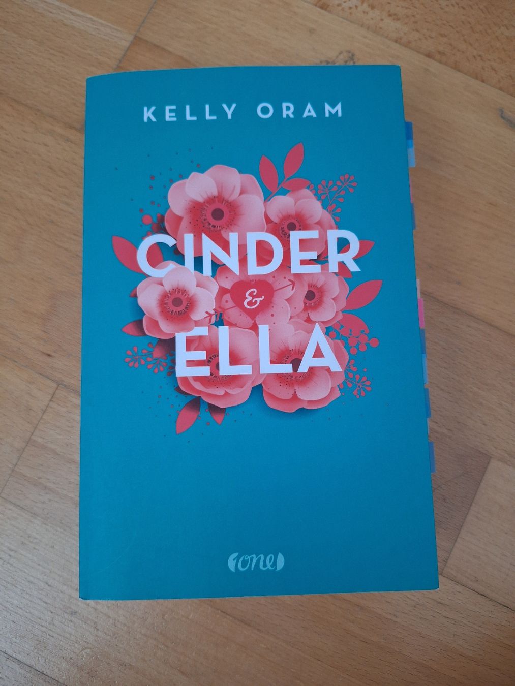 Livres: Buch "Cinder & Ella" von Kelly Oram – D'occasion à Niederrohrdorf par Rompo