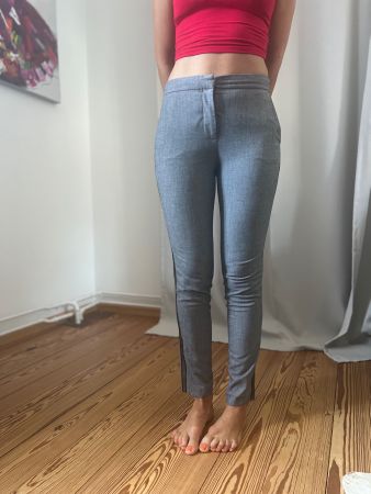 Zara Graue Stoffhose mit seitlichem Galonstreifen — Gr. XS