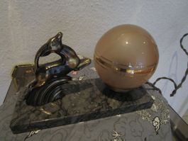 Art Deco Lampe, springende Gazelle auf Marmorsockel