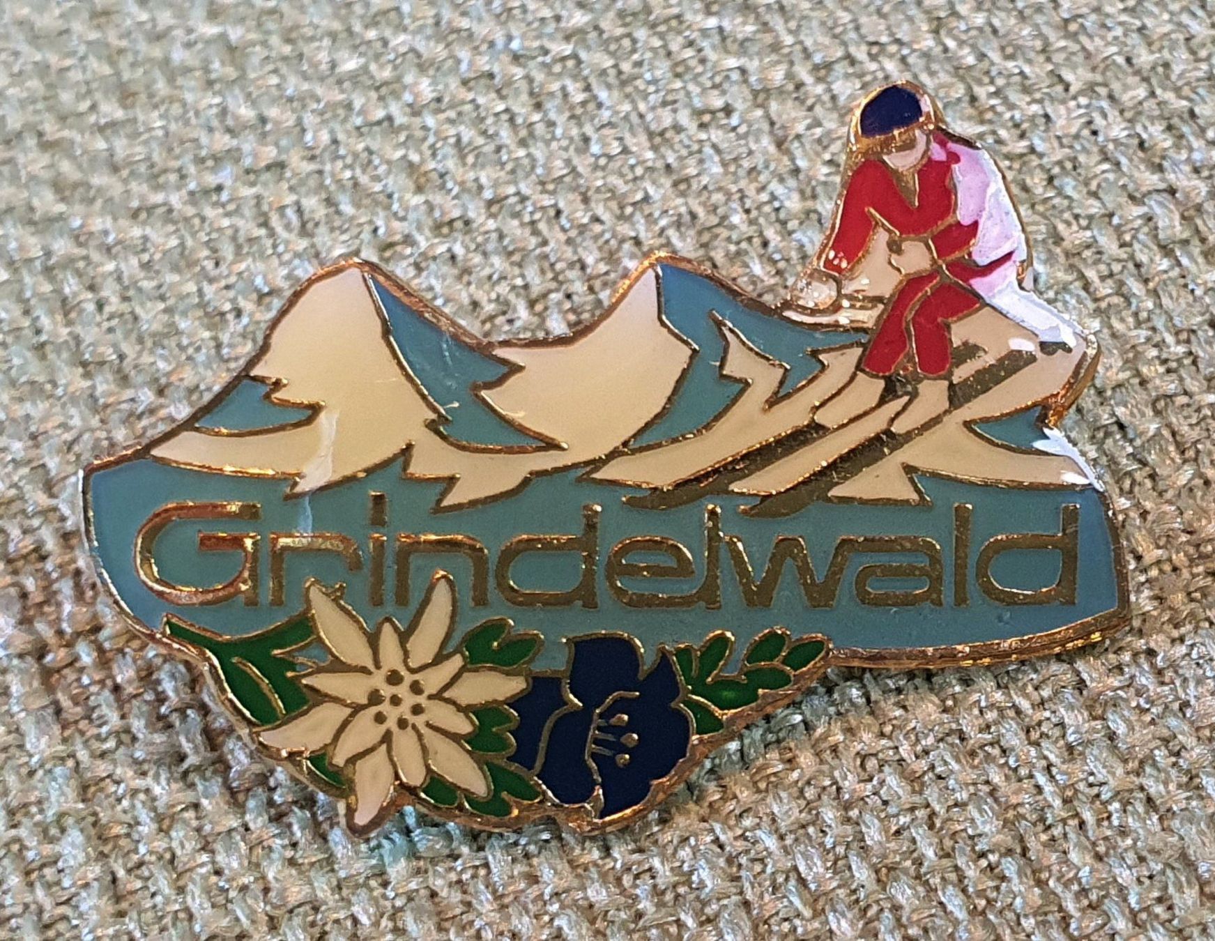 Plaketten & Abzeichen: B182 - Pin Grindelwald Skifahrer Blumen – Gebraucht aus Reinach BL von Boston-Verkauf