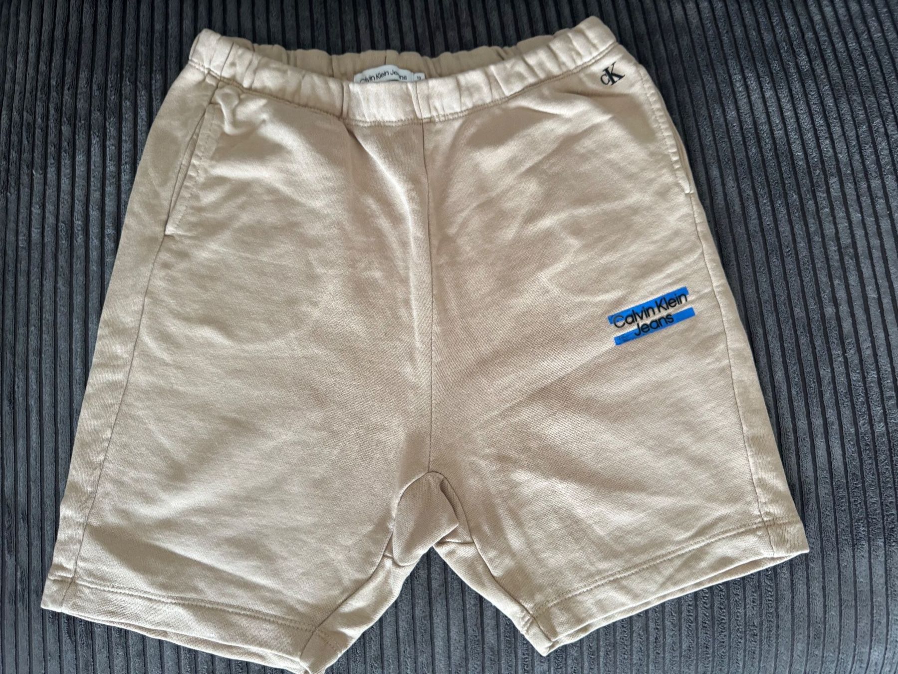 Calvin Klein Pantaloni: Short Calvin Klein Jean, beige, taille 10 ans. – Usato da Chatelaine venduto da lae_7h8n
