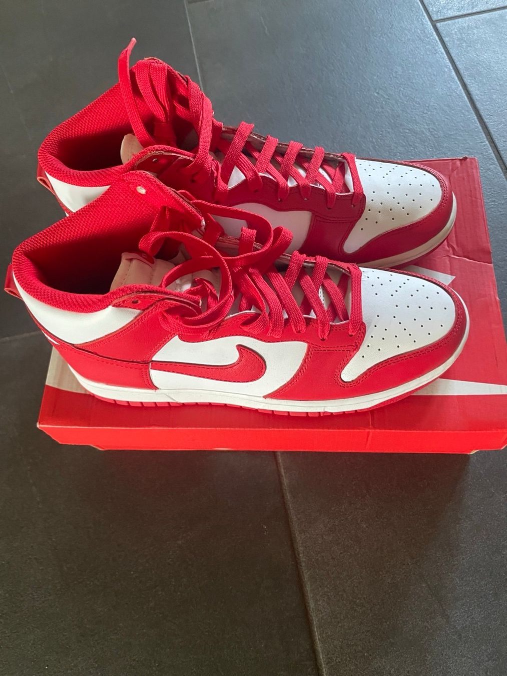 Nike Scarpe da uomo: Nike Dunk High Retro White / University Red Gr. 42.5 – Nuovo (secondo la descrizione) da Bonstetten venduto da thomaszh01 3