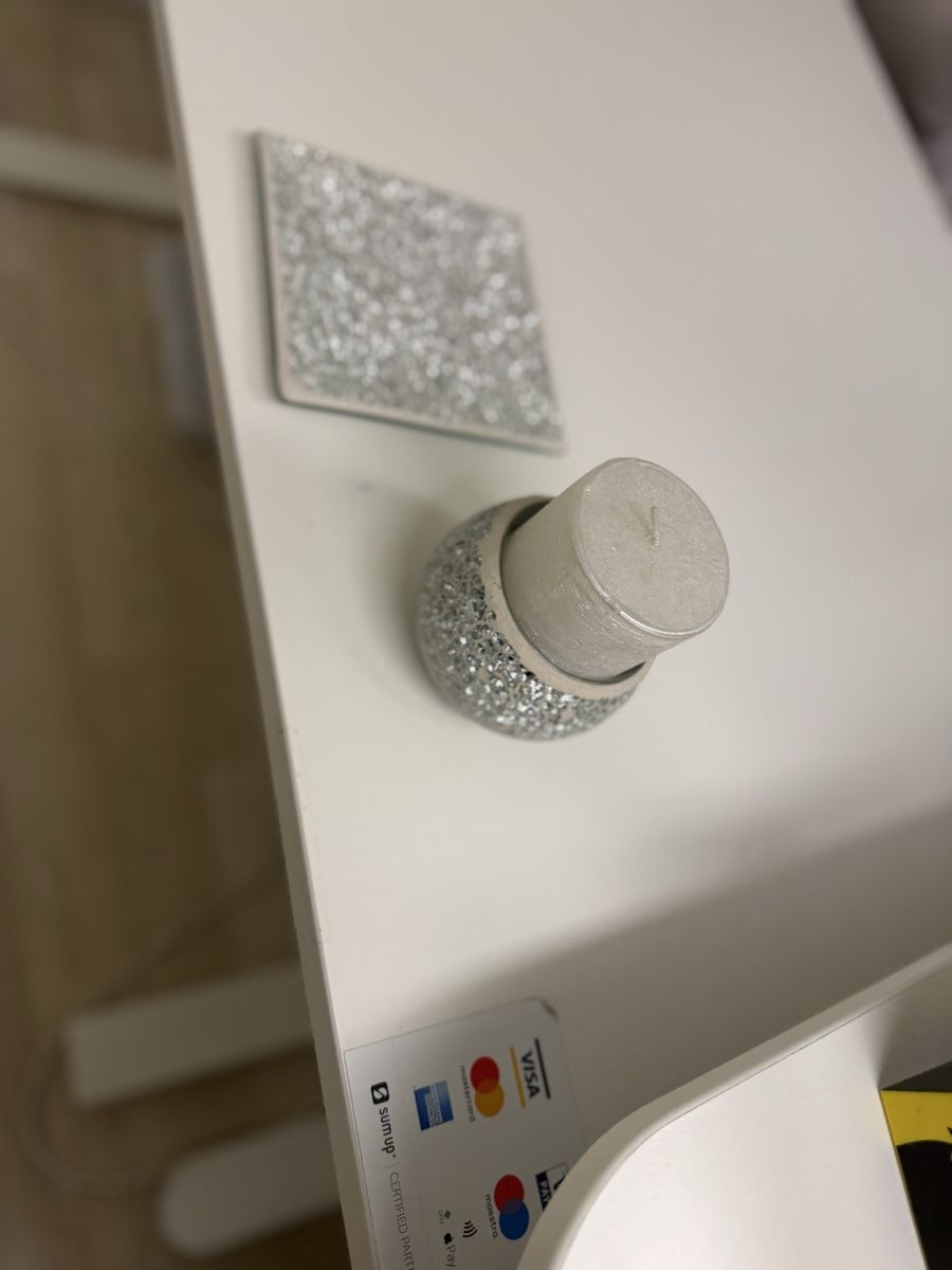 Ikea Bureaux: Scrivania bianca regolabile in altezza, usata poco – D'occasion à Gränichen par bea_lqw8 2