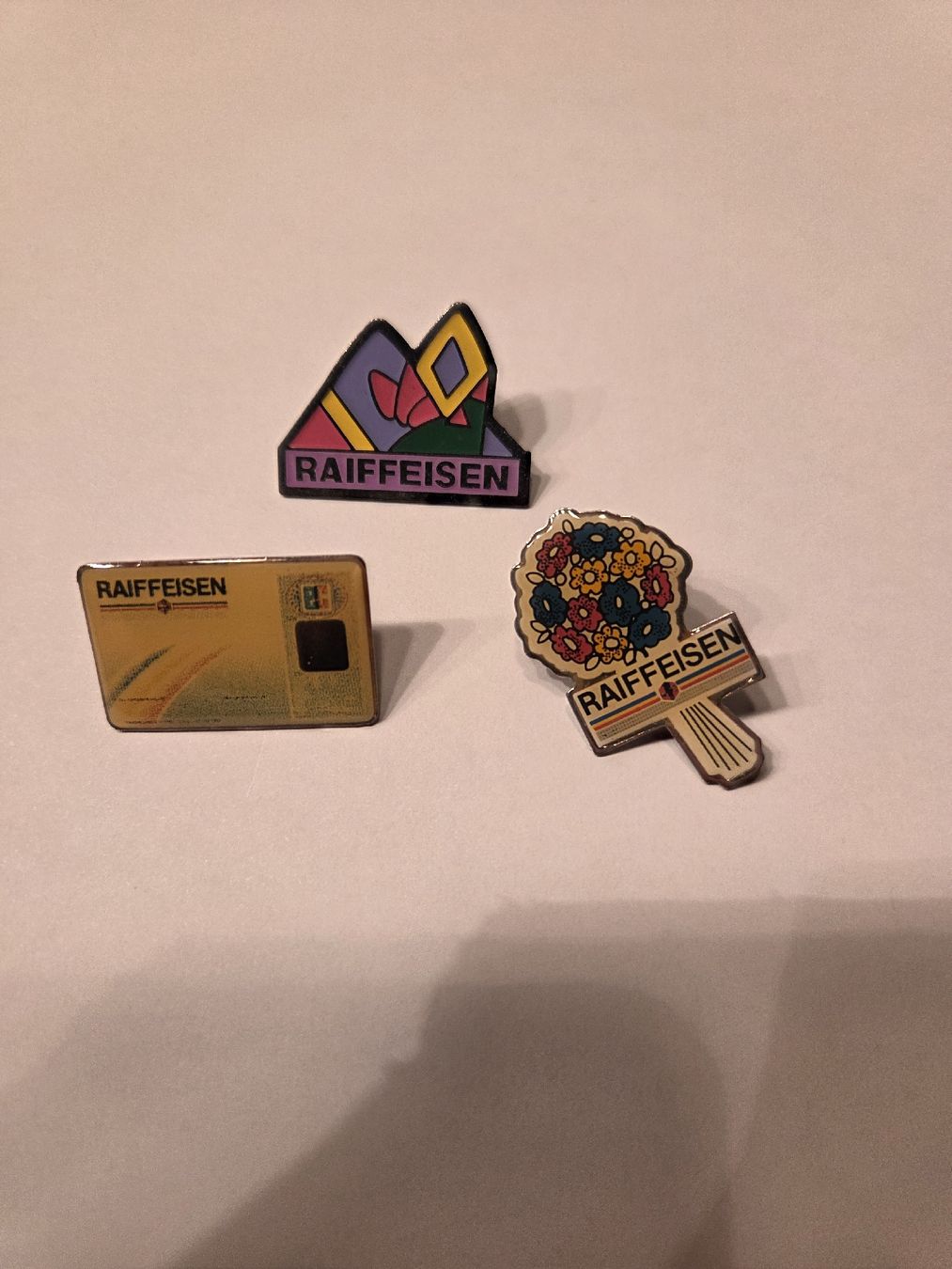 Placchette & Badge: Raiffeisen Pins, 3er Set, Vintage – Usato da Kägiswil venduto da pro_hm55