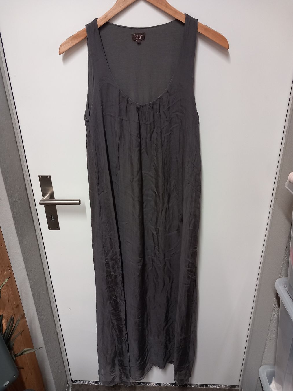 Phase Eight Vestiti: Langes Seidenkleid von Phase Eight, Gr. M – Usato da Gwatt (Thun) venduto da umwelt-brocki