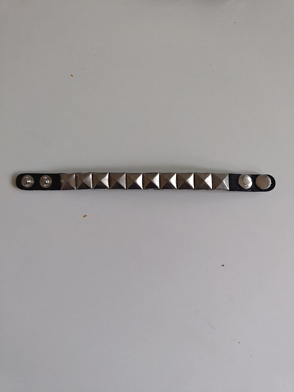 Bracciali & Braccialetti: Lederarmband mit Pyramidennieten – Nuovo (secondo la descrizione) da Raron venduto da hochheiliger