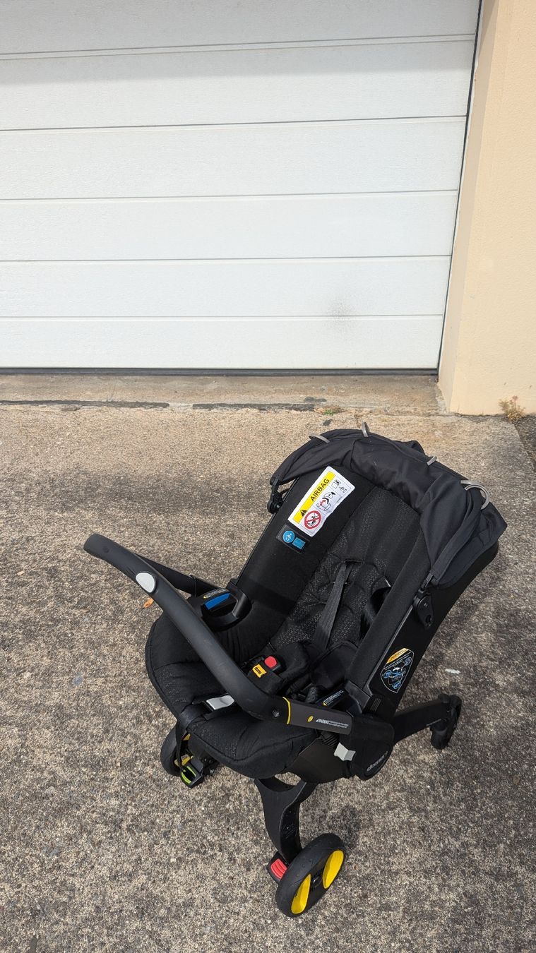Doona Kinderwagen: 3 items: Doona+ Car Seat Stroller & Base & sunshade, Black – Gebraucht aus Meilen von altt 2