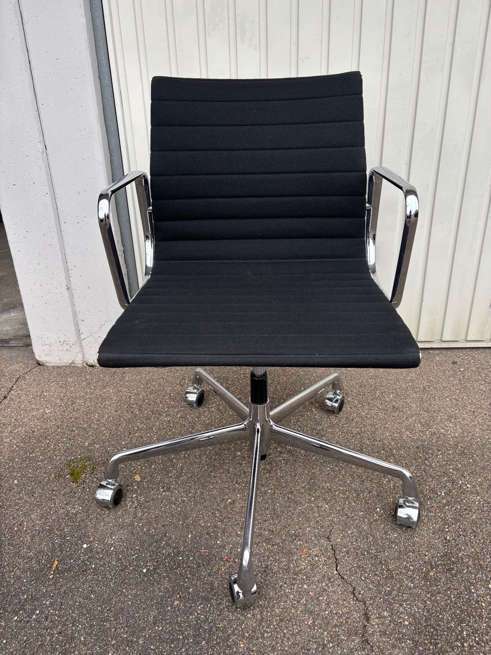 Vitra Poltrone: Vitra EAMES EA117 Aluminium Chair auf Rollen – Usato da Watt venduto da roskinad