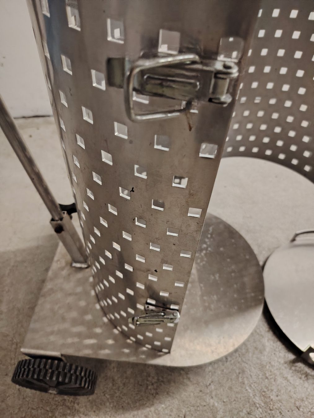 Cestini per rifiuti: Abfall Korb aus dickeres Aluminium mit rädli und deckel – Usato da Rorschacherberg venduto da Fervigo 2