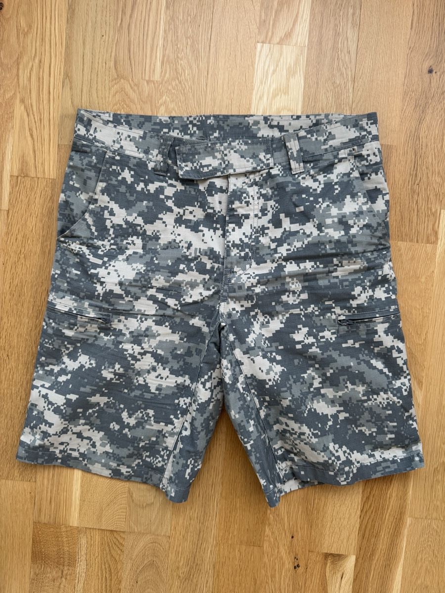 Pantaloni: Digital Camouflage Shorts – Usato da Zürich venduto da ya66in